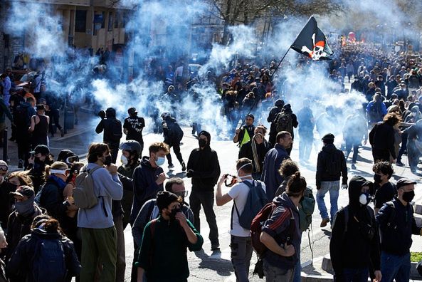 Chaos we Francji. Protestujący blokują drogi i podparyskie lotnisko