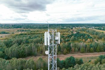 Tczew: Wspinali się na maszt telekomunikacyjny bez zabezpieczeń