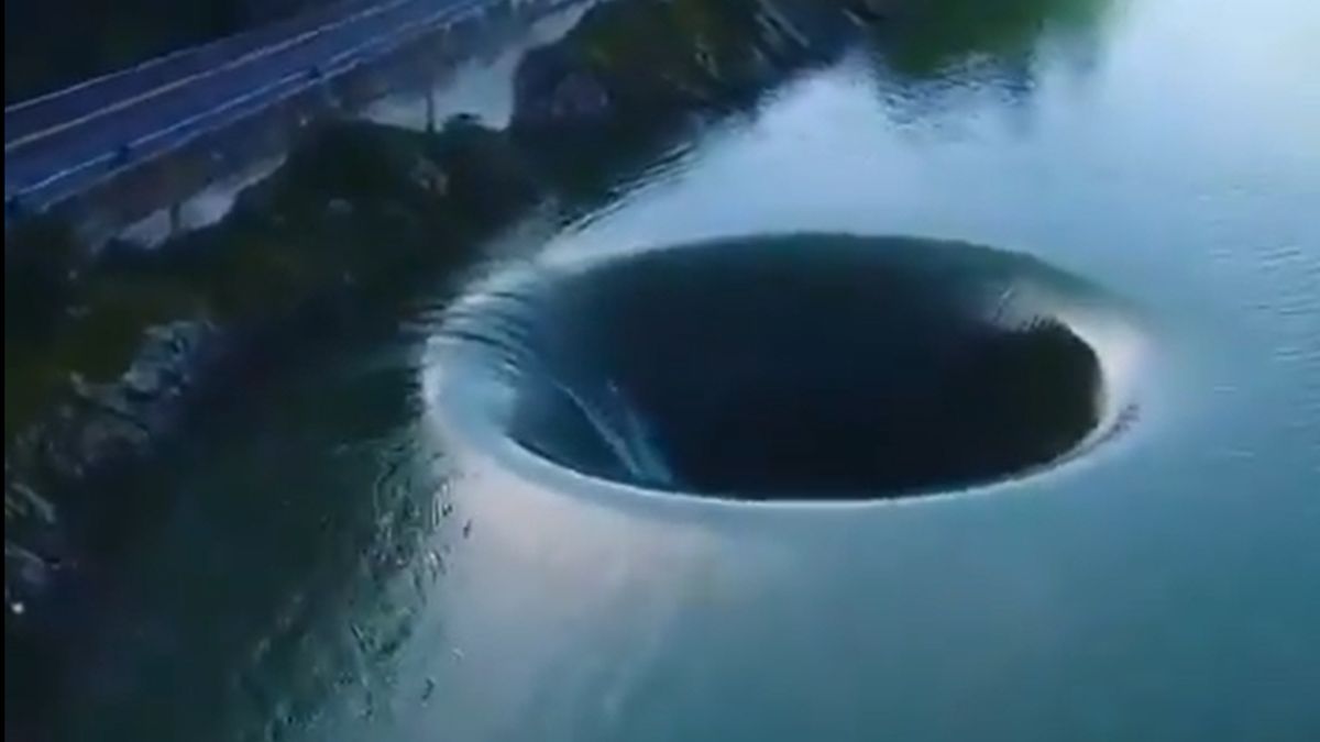 Na jeziorze pojawił się gigantyczny otwór 