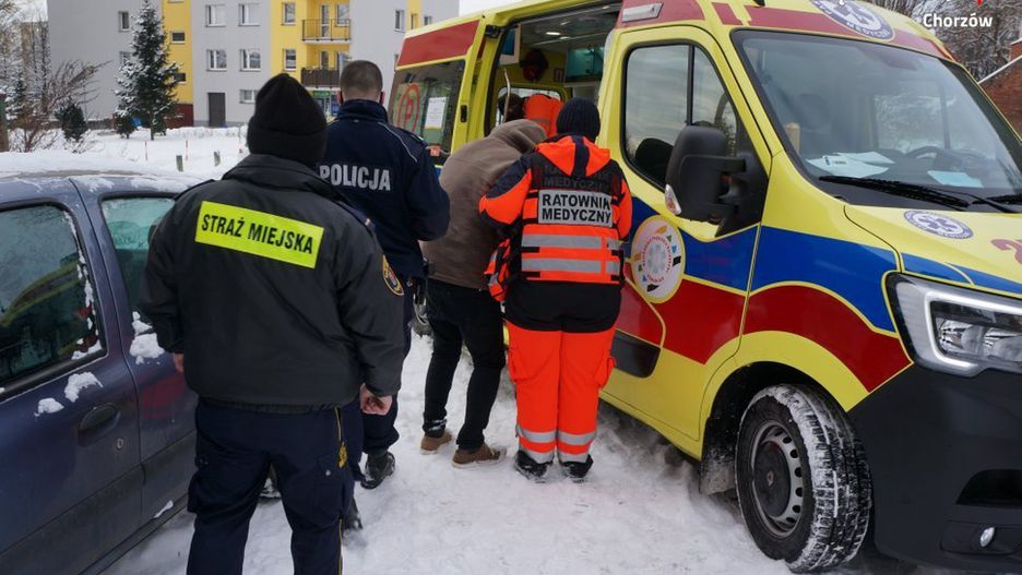 Chorzów. Dwaj mężczyźni w ostatniej chwili trafili pod opiekę lekarzy.
