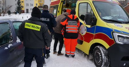 Chorzów. Pomoc przyszła w ostatniej chwili, mężczyźni mogli stać się ofiarą mrozów