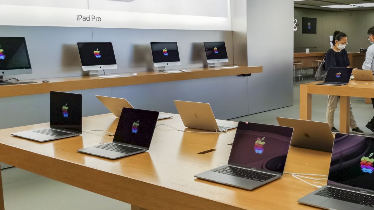 SHANGHAI, CHINA - JUNE 17: Customers wearing face masks try out products in an Apple store at IFC mall on June 17, 2020 in Shanghai, China. (Photo by Wang Gang/VCG via Getty Images)