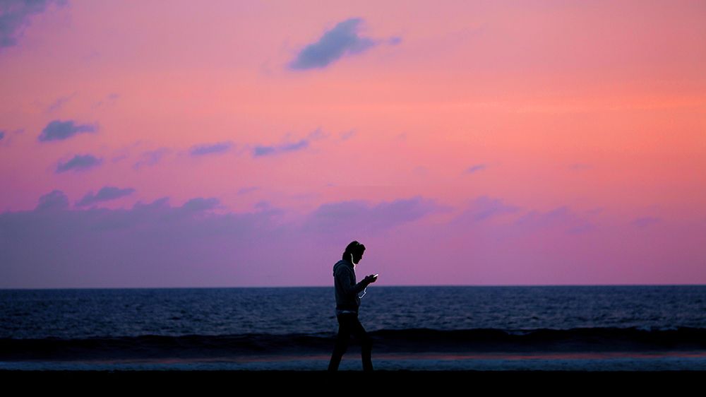 „Americana” Garroda Kirkwooda to minimalistyczny obraz wyluzowanej Kalifornii 1