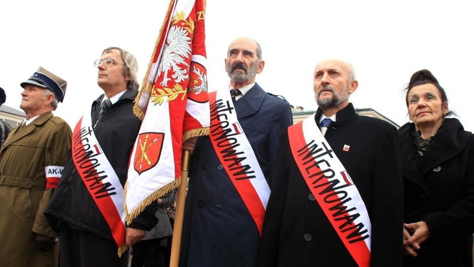 Podczas rocznicowych uroczystości. W środku Piotr Kurzępa