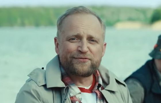Piotr Adamczyk na rybach reklamuje przelewy błyskawiczne w Santader Bank Polska