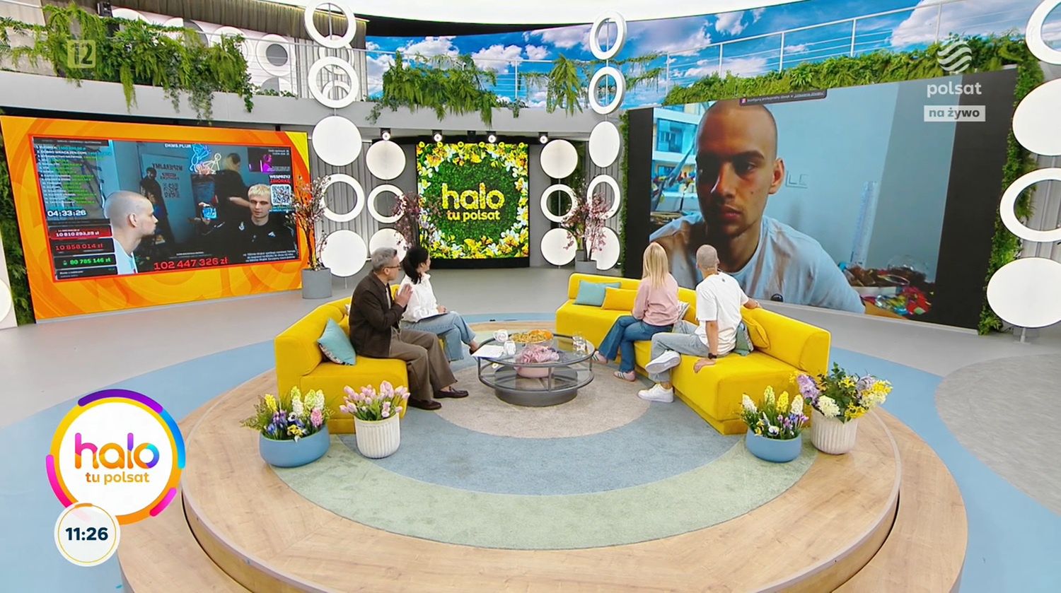 Maciej Kurzajewski ogolił głowę w programie na żywo