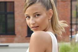 Julia Wieniawa wypoczywa pod palmami. Pozuje z bikini. Ale nie to zwraca uwagę