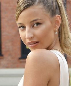 Julia Wieniawa wypoczywa pod palmami. Pozuje z bikini. Ale nie to zwraca uwagę