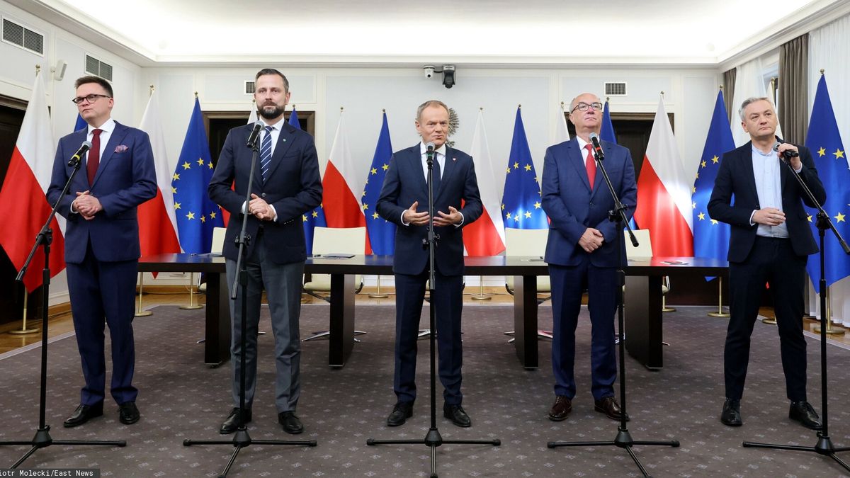 Liderzy opozycji podpisali umow? koalicyjn?
Fot. Piotr Molecki/East News, Warszawa, 10.11.2023. Senat. Podpisanie umowy koalicyjnej przez liderow opozycji - Koalicji Obywatelskiej, PSL, Polski 2050 Szymona Holowni oraz Lewicy. 
N/z: Szymon Holownia, Wladyslaw Kosniak-Kamysz, Donald Tusk,, Wlodzimierz Czarzasty, Robert Biedron
Piotr Molecki