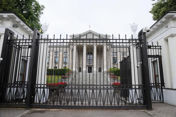 Politycy związani z Braunem na przyjęciu w ambasadzie Rosji
