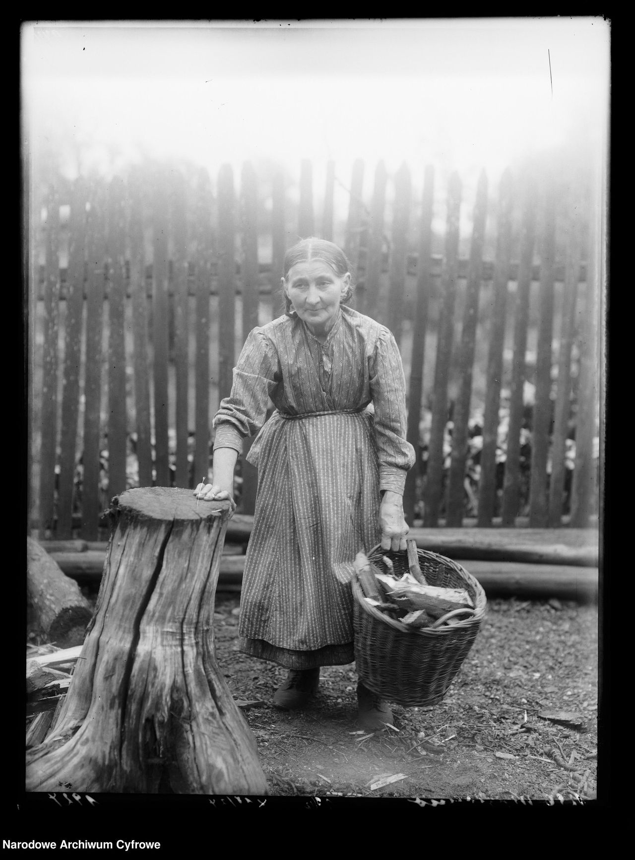 Kobieta wiejska z koszykiem drewna