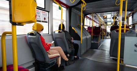 Unikaj tych miejsc w autobusie. Najłatwiej złapać na nich COVID-19