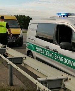 Akcja KAS na A4. 10 obcokrajowców w dostawczaku