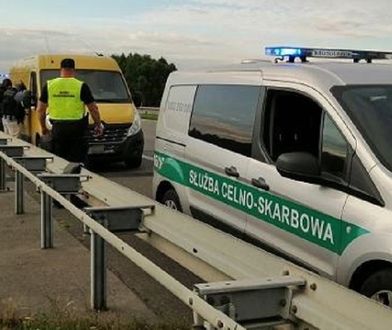 Akcja KAS na A4. 10 obcokrajowców w dostawczaku