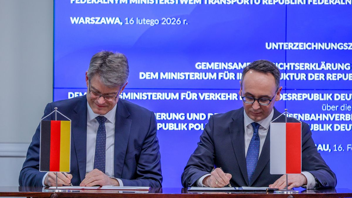 Warszawa, 16.02.2026. Minister infrastruktury RP Dariusz Klimczak (L) oraz minister transportu Republiki Federalnej Niemiec Patrick Schnieder podczas konferencji prasowej tow. podpisaniu umowy dot. współpracy kolejowej obu krajów, 16 bm. w siedzibie Ministerstwa Infrastruktury w Warszawie. (jm) PAP/Paweł Supernak