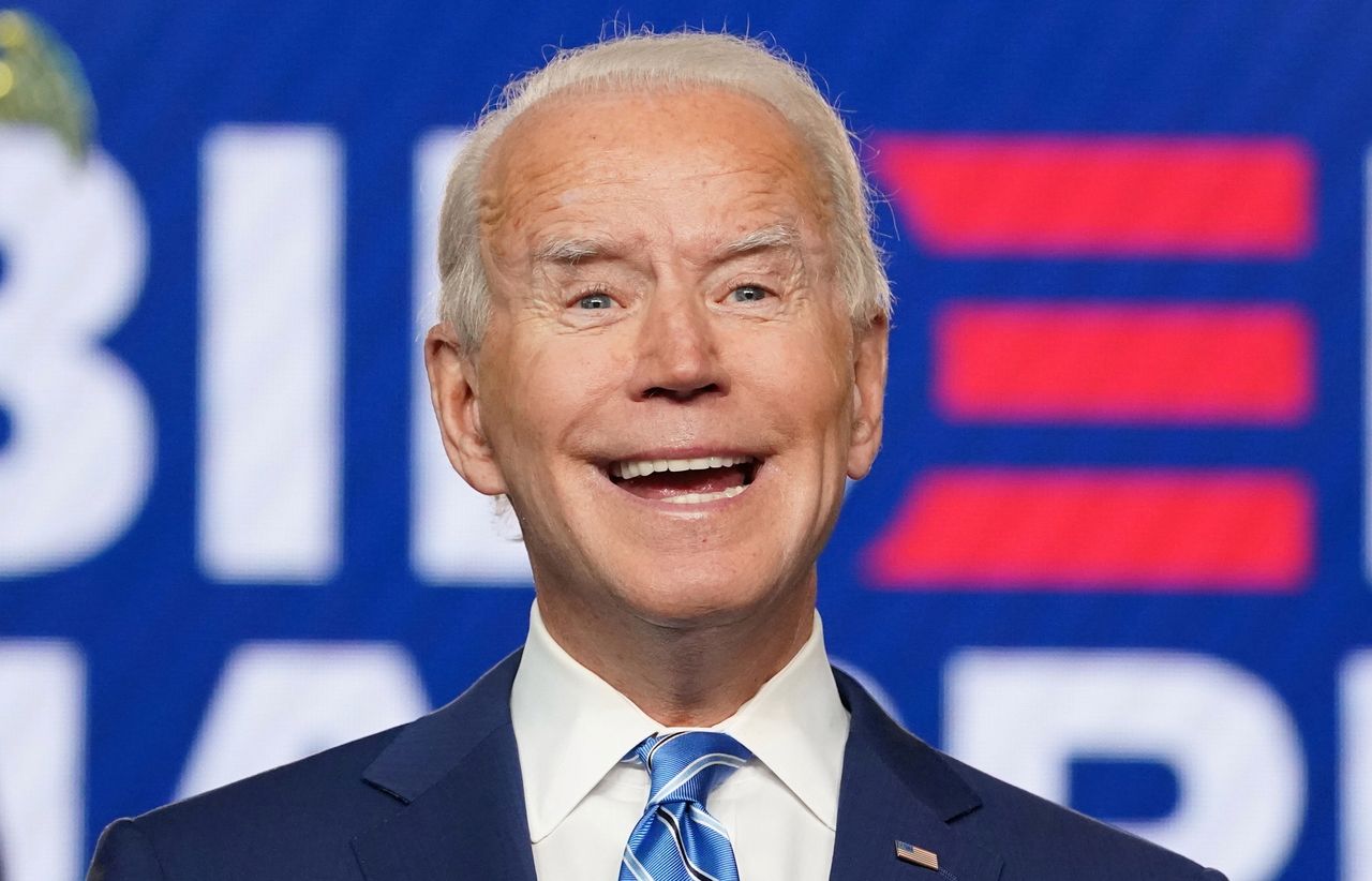 Joe Biden uśmiecha się podczas powyborczego przemówienia