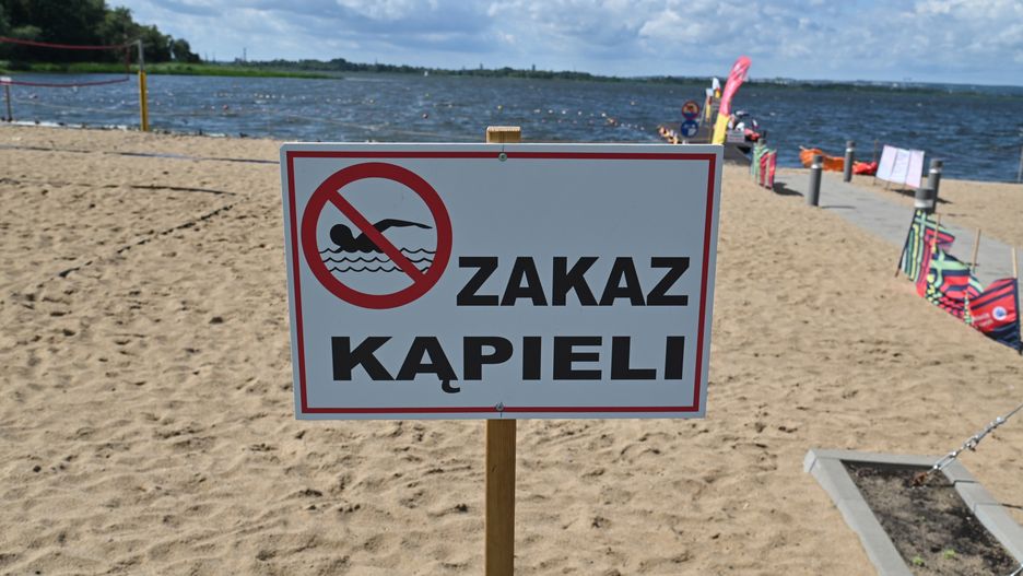 zakaz wchodzenia do wody
Szczecin, 28.07.2024. W zwi�zku z wykryciem w wodzie bakterii E.coli na szczeci�skim k�pielisku D�bie obowi�zuje do odwo�ania zakaz wchodzenia do wody, 28 bm. Na miejscu przestrzegania zakazu pilnuj� ratownicy. Teren k�pieliska ze wszystkim pozosta�ymi atrakcjami jest dost�pny dla mieszka�c�w bezp�atnie. (mb/amb) PAP/Marcin Bielecki ***Do tego materia�u zdj�ciowego dost�pna jest r�wnie� depesza w systemie CSI, pt.: Szczecin/ K�pielisko w D�biu z zakazem k�pieli***
MARCIN BIELECKI
czerwona flaga, morze, pla�a, zakaz k�pieli, zakaz wchodzenia do wody, zamkni�te k�pielisko, bakteria, k�pielisko, lato, nieczynne, wypoczynek, zakaz, zamkni�te