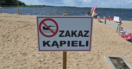 Czerwone flagi nad kąpieliskami. Wprowadzono zakaz kąpieli