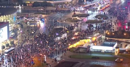 Demonstranci na ulicach Warszawy. Nagranie z drona