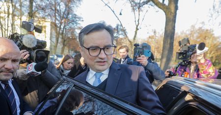 Lawina w sieci po powrocie Ziobry. "Chyba w niezłej formie i nowych okularach"