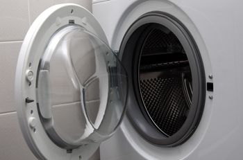 Zostawiasz po praniu? Lepiej przestań. Chemiczka ostrzega