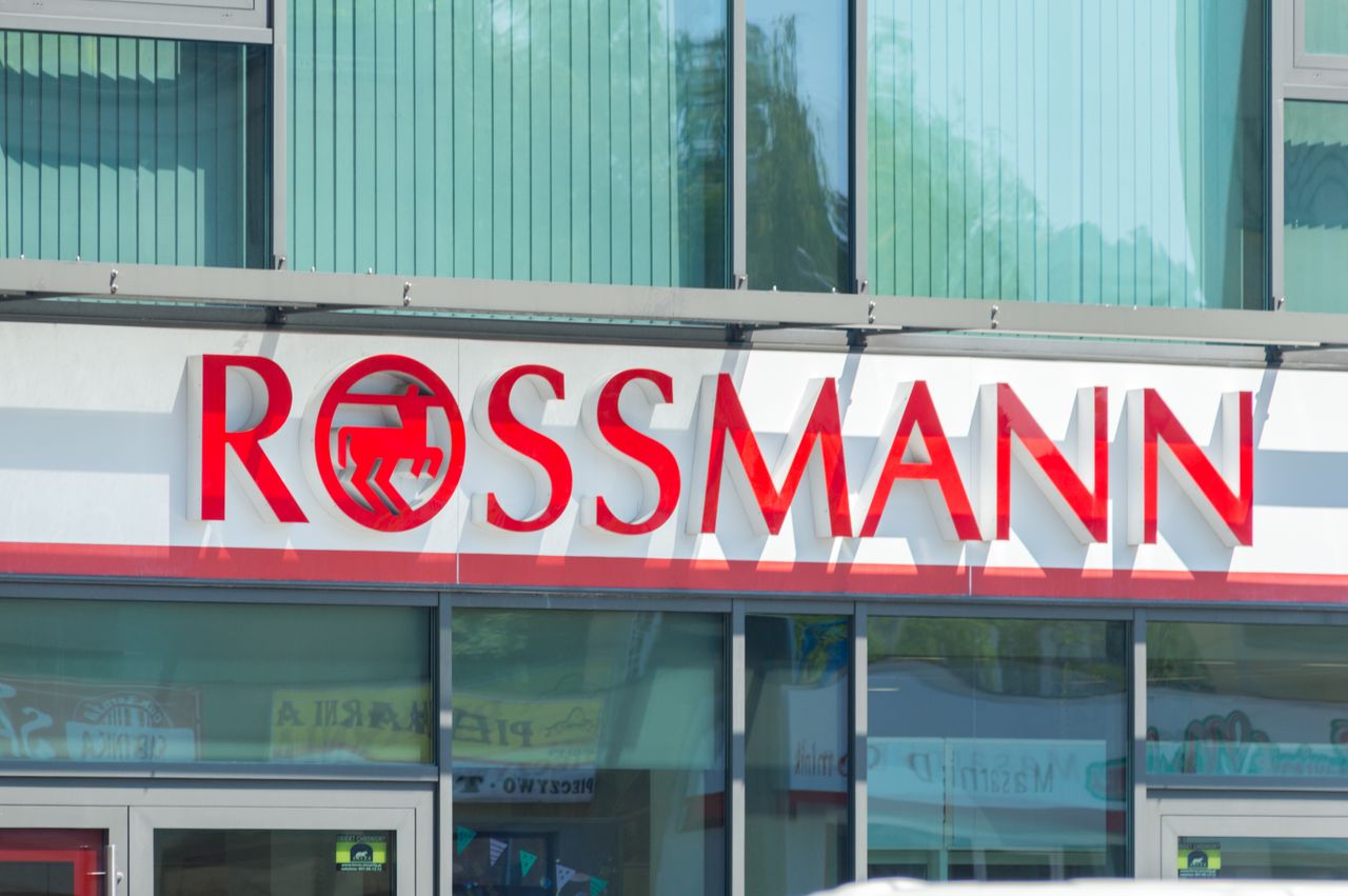 90 zł taniej za znane perfumy. Rossmann przecenia też inne produkty