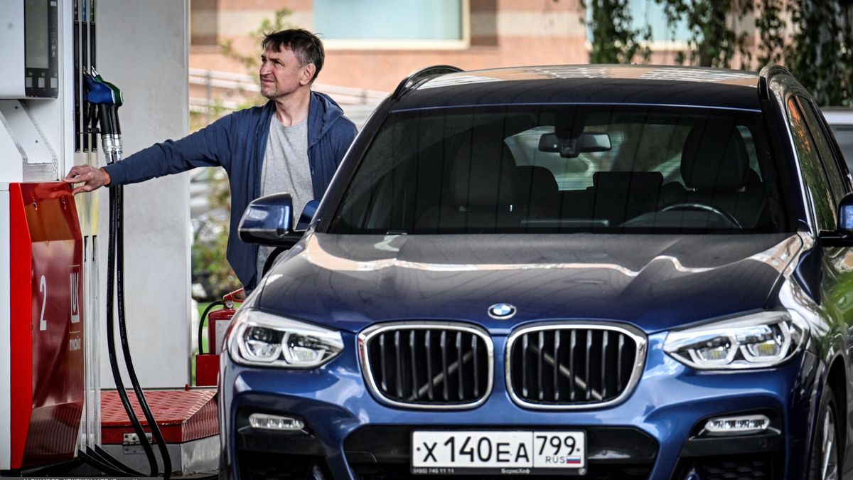 Temporary
A man fills up his car at a gas station in Moscow on September 8, 2025. Retail gasoline prices have reached new heights and have been growing faster than overall inflation since August. In Moscow, gasoline prices have approached 67 rubles per liter (US$0.82), and have risen by 3-4 rubles since the beginning of 2025. (Photo by Alexander NEMENOV / AFP)
ALEXANDER NEMENOV