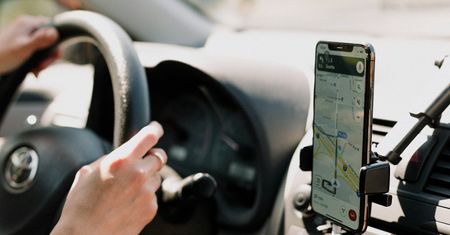 Za korzystanie z nawigacji GPS możesz dostać mandat. Kiedy trzeba uważać?