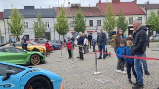 Skierniewice: Super auta zaparkowały w centrum, a nawet wożą pasażerów