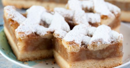 Tak szybko zagęścisz jabłka do szarlotki. Sprytny trik, by nic nie wypłynęło, a ciasto nie rozmokło
