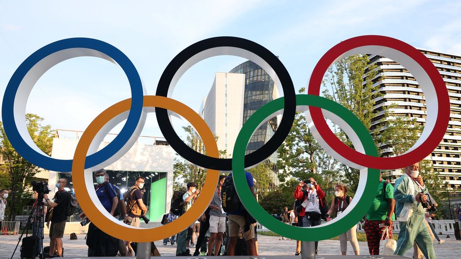 Tokio, Japonia, 23.07.2021. Igrzyska Olimpijskie - Tokio 2020, 23 bm. Japońscy kibice gromadzą się, robiąc sobie zdjęcia w pobliżu stadionu olimpijskiego w Tokio przed ceremonią otwarcia Igrzysk Olimpijskich TOKIO 2020. (js) PAP/Leszek Szymański EDITORIAL USE ONLY