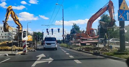Kierowcy utknęli w korkach na Diamentowej. Na drodze pracują drogowcy