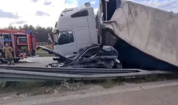 Brodowe: Na A1 ciężarówka przygniotła auto osobowe. 9-letnie dziecko trafiło do śmigłowcem do szpitala