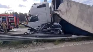 Brodowe: Na A1 ciężarówka przygniotła auto osobowe. 9-letnie dziecko trafiło do śmigłowcem do szpitala