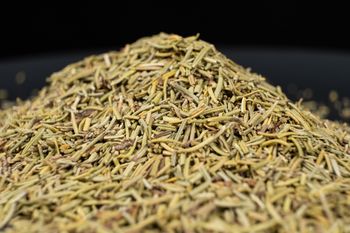 Dorzuć do kapusty albo fasoli zamiast majeranku. Pozbędziesz się krępującego problemu