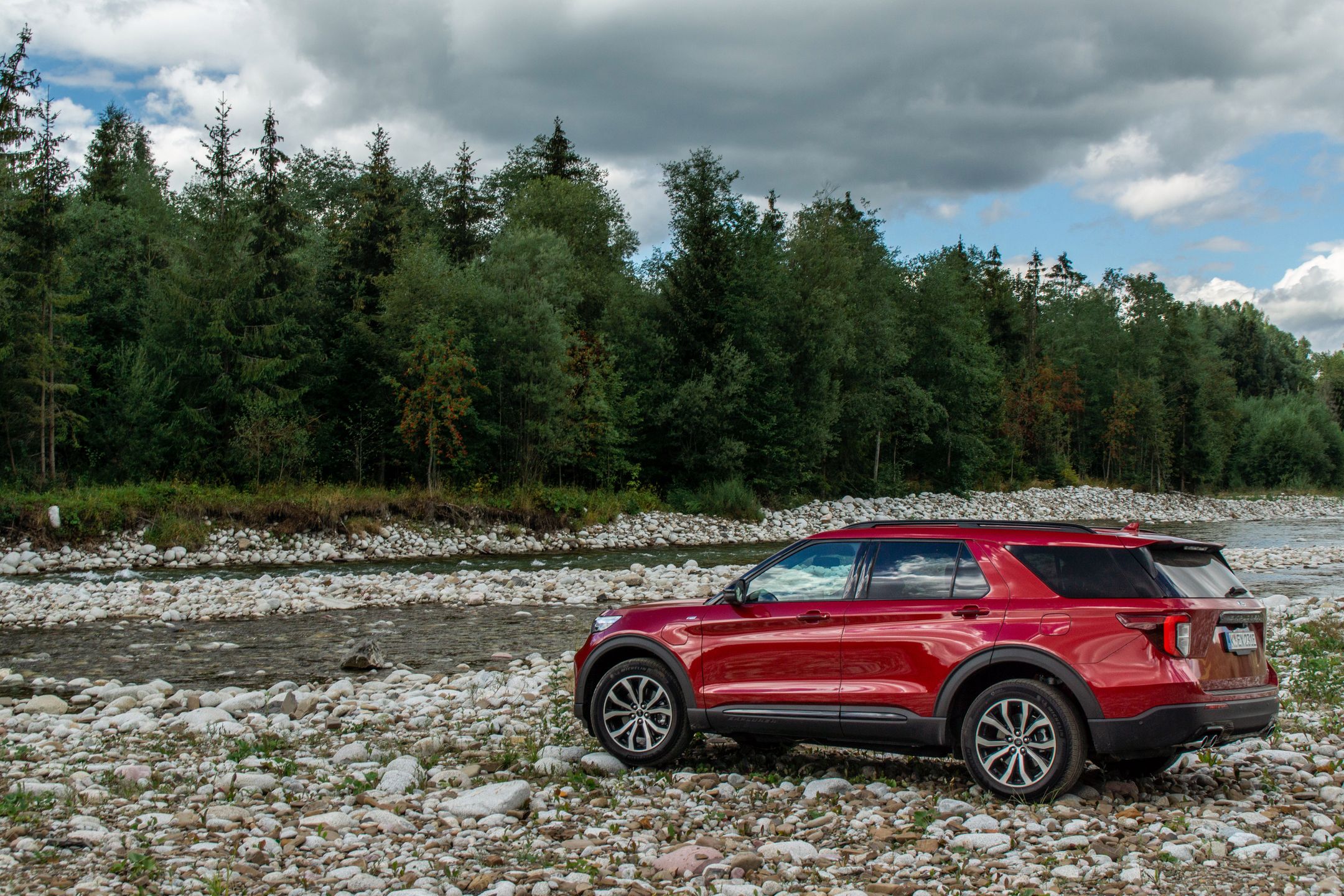 Ford Explorer doskonale czuje się zarówno na asfalcie, jak i na łonie natury