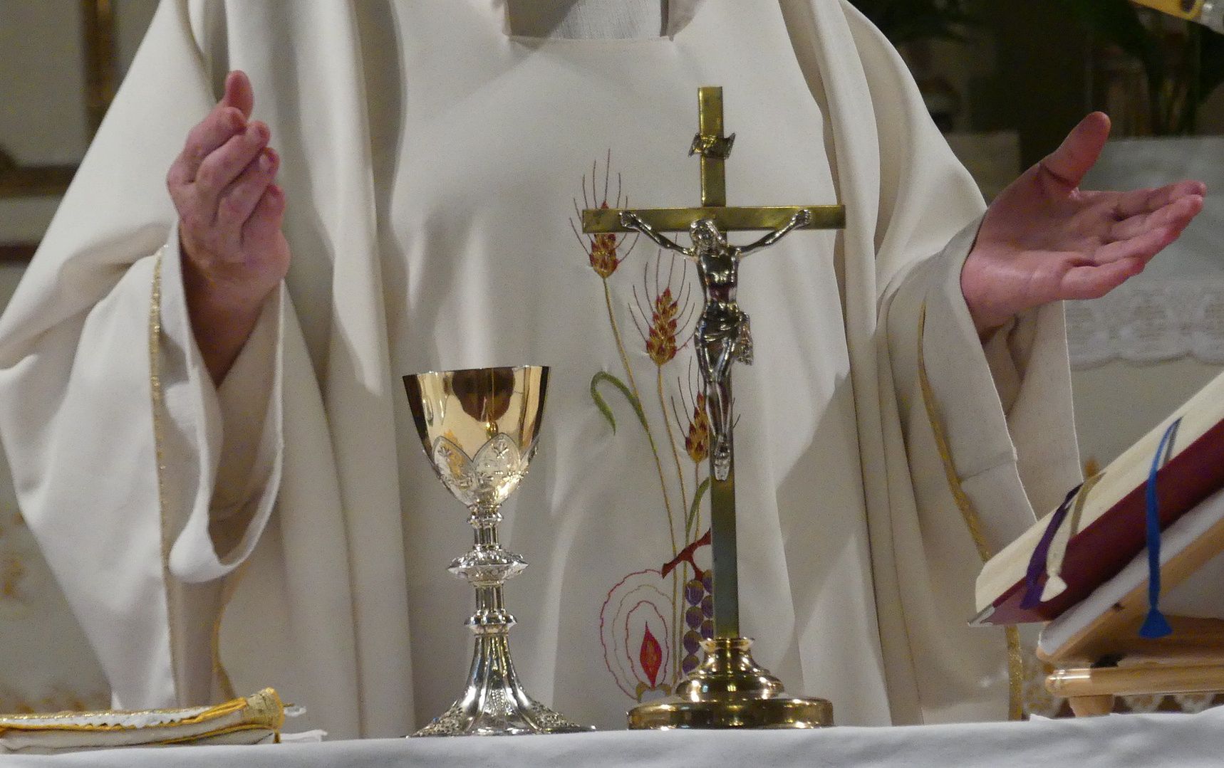 Ksiądz ostro o nowych obostrzeniach. "Kto chce umierać, niech umiera"