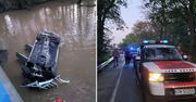 Wjechał do rzeki i dachował. Wyciągnęły go przypadkowe osoby
