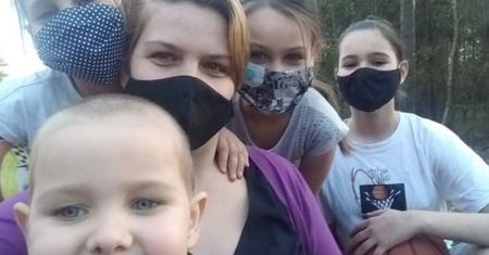 Powrót do rzeczywistości. Magdalena zrezygnowała z pracy, aby rozwozić czwórkę dzieci do szkół i przedszkoli