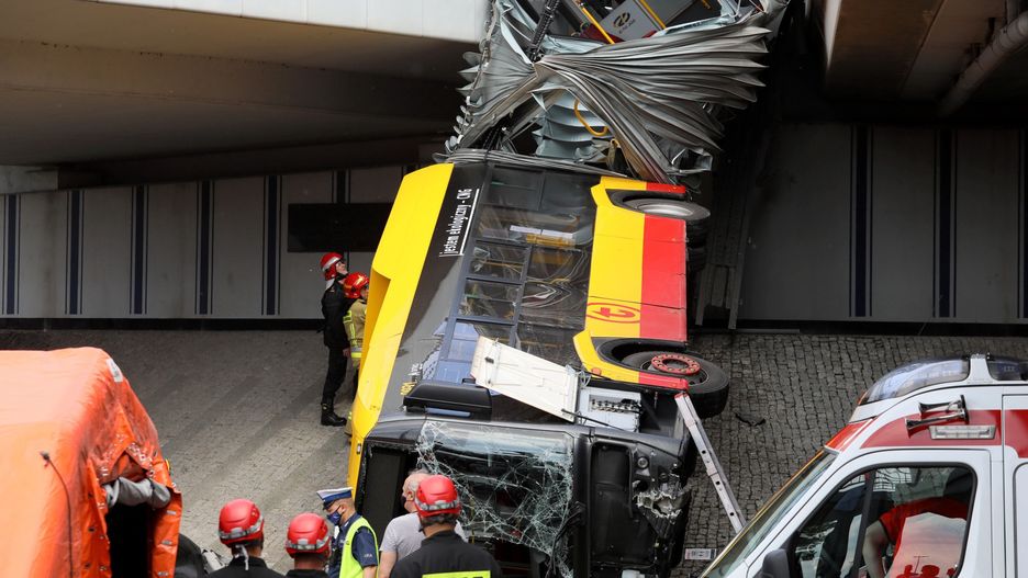 Warszawa. Wypadek autobusu. Wrak zabezpieczony. Kierowca miał wysoką gorączkę?