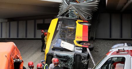 Warszawa: wypadek autobusu. Wrak zabezpieczony. Kierowca miał wysoką gorączkę?