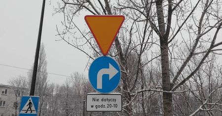 Nakaz skrętu w prawo – przestrzegany wtedy, gdy jest wygodnie