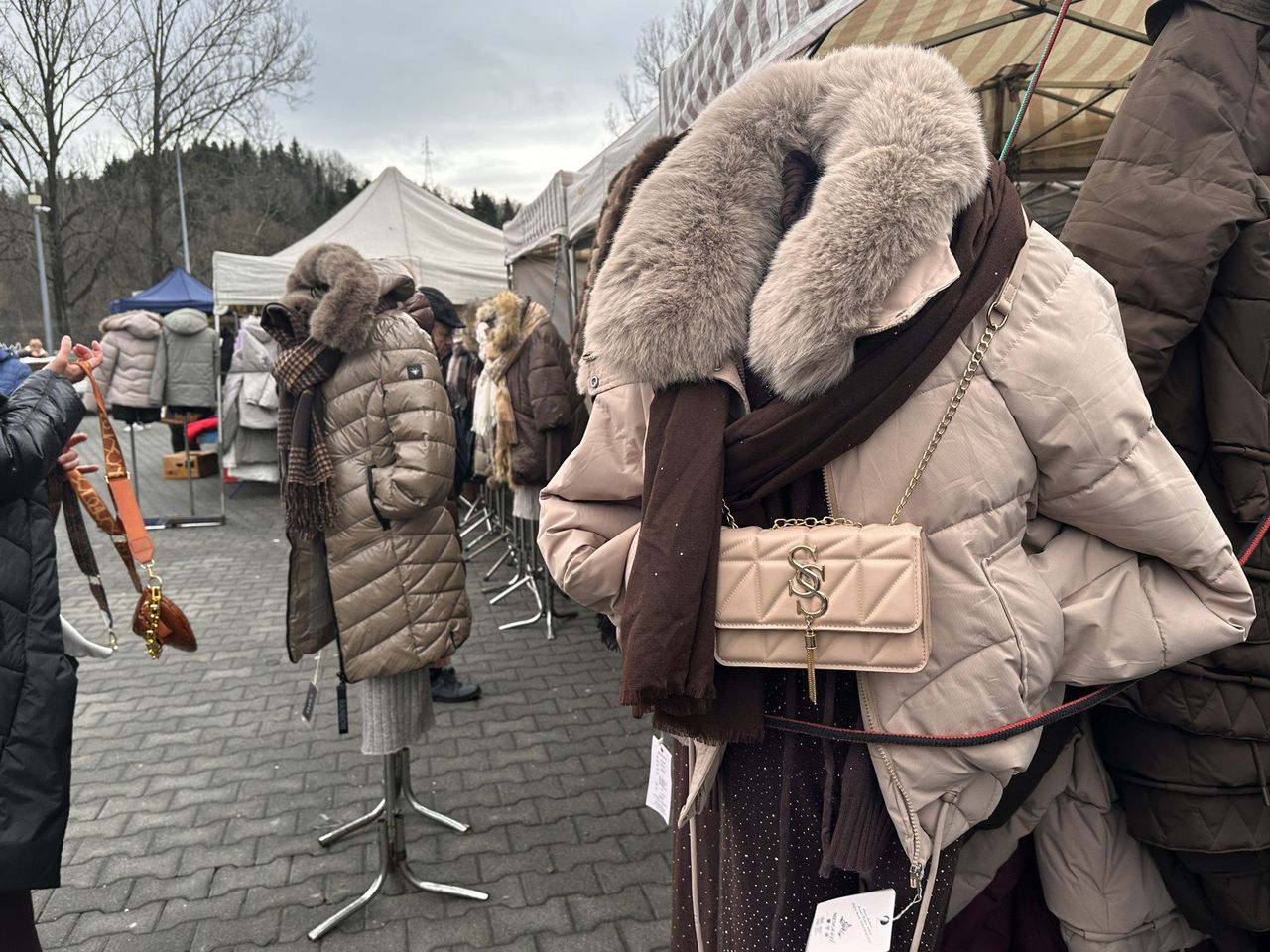 Gorlice: Świąteczna moda z Jarmarku Pogórzańskiego. Na straganach głównie zimowe buty, kurtki, płaszcze, swetry, czapki i szale