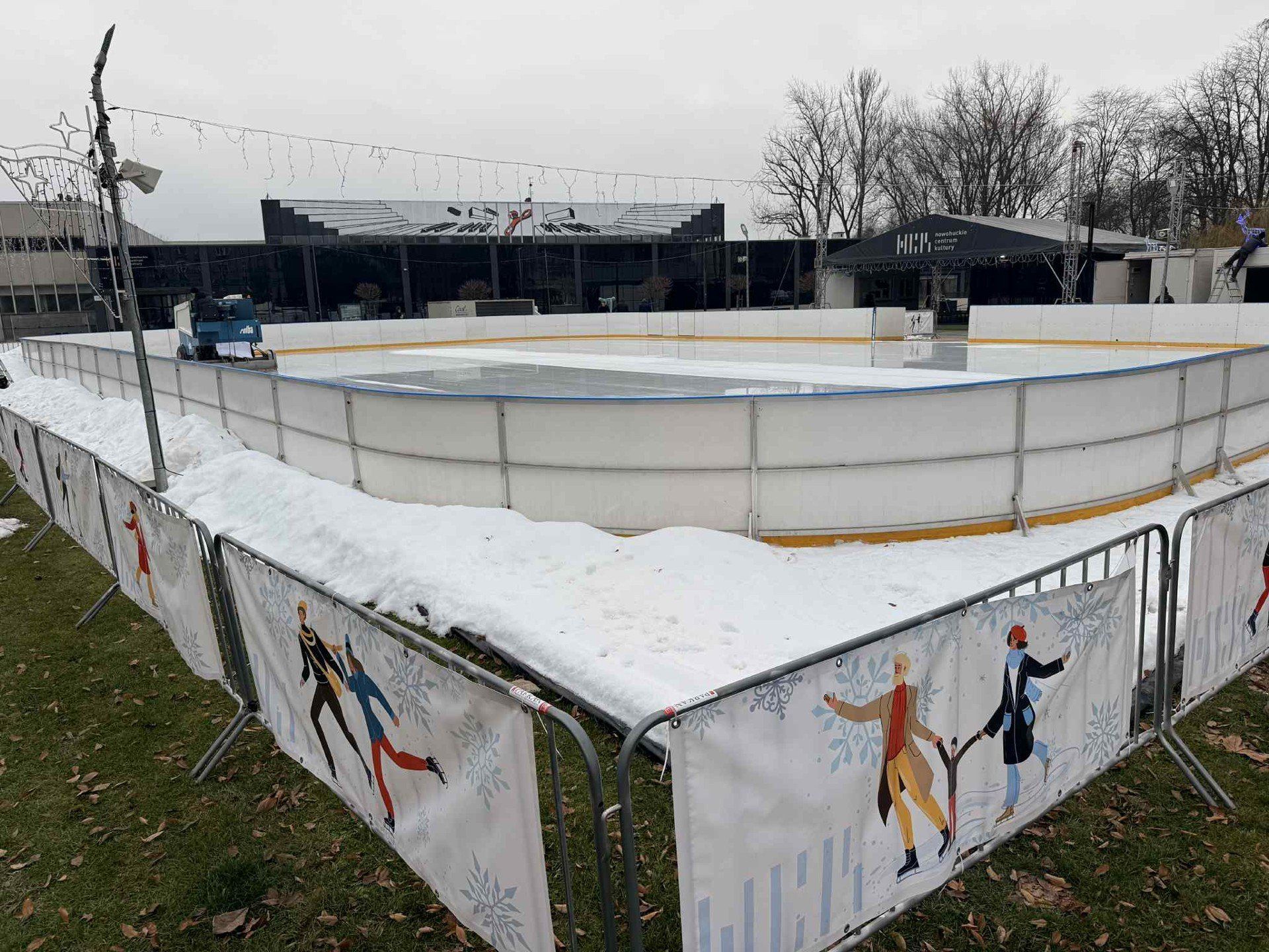 Mobilne lodowisko o powierzchni 800 m2 jest zlokalizowane jest na skwerze przed budynkiem NCK, tuż obok placu Centralnego