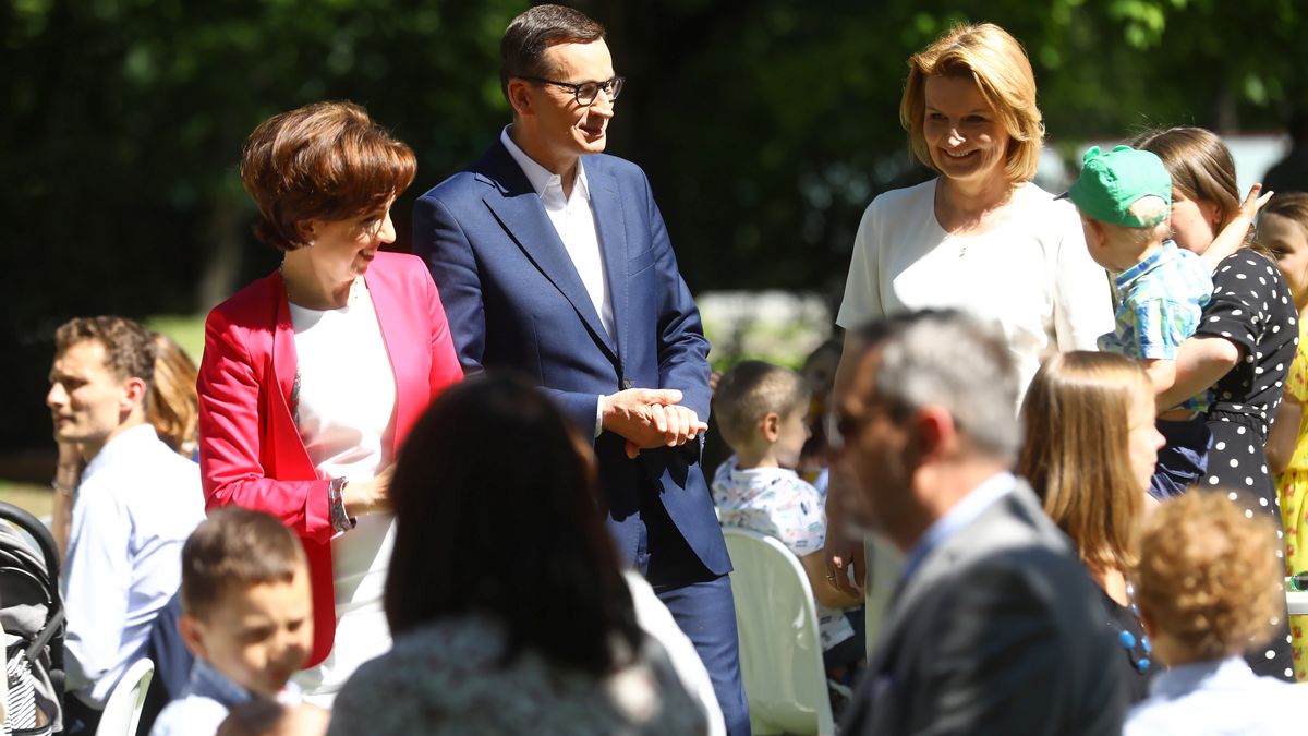Warszawa, 17.06.2021. W centrum: minister rodziny i polityki społecznej Marlena Maląg (L), premier Mateusz Morawiecki (C) oraz  pełnomocnik rządu ds. polityki demograficznej Barbara Socha (P) podczas briefingu prasowego w ogrodach Zamku Ujazdowskiego w Warszawie, 17 bm. Podczas spotkania ogloszono Projekt Strategii Demograficznej 2040. (kf) PAP/Rafał Guz