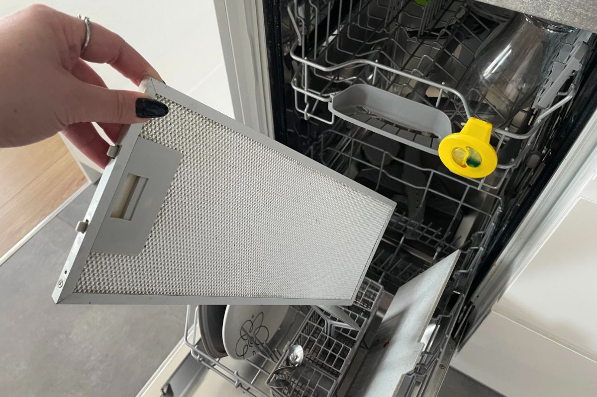 Reviving your kitchen's air: The simple art of cleaning range hoods