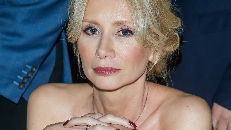 scena z: Ewa Gawryluk, SK:, , fot. Baranowski/AKPAbiżuteria, fryzura, makijaż, marzec 2017, paznokcie czerwone, Polsat - prezentacja ramówki, portret, Ewa Gawryluk