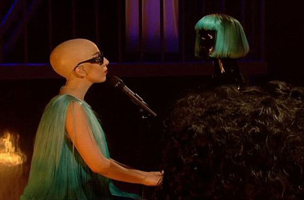 Lady Gaga zdjęła perukę... (WIDEO)