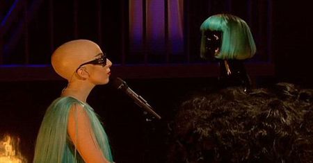 Lady Gaga zdjęła perukę... (WIDEO)