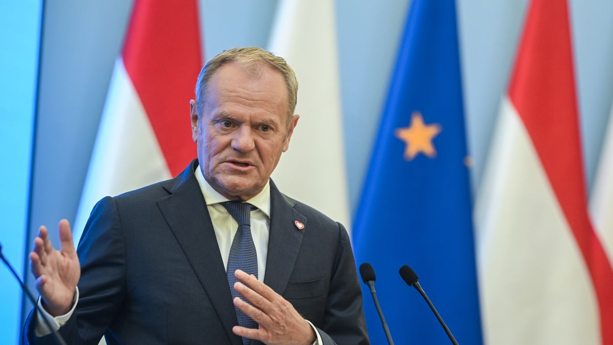 WARSAW , POLAND - JULY 07: Polish Prime Minister, Donald Tusk and the Dutch Prime Minister, Dick Schoof deliver a press statement following their meeting in Warsaw, Poland on July 07 2025. (Photo by Omar Marques/Anadolu via Getty Images)
